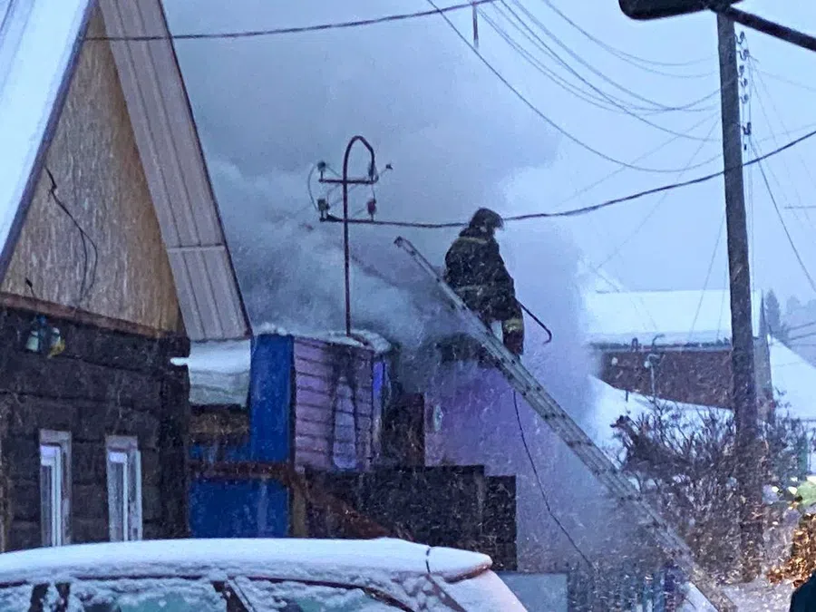 В Бердске полыхает частный дом: Соседи беспокоятся, не остались ли пожилые хозяева внутри
