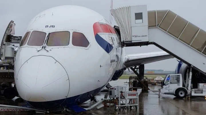 Прилетевший из Москвы Boeing сломал шасси и "упал носом" в аэропорту Хитроу. Смотрите видео