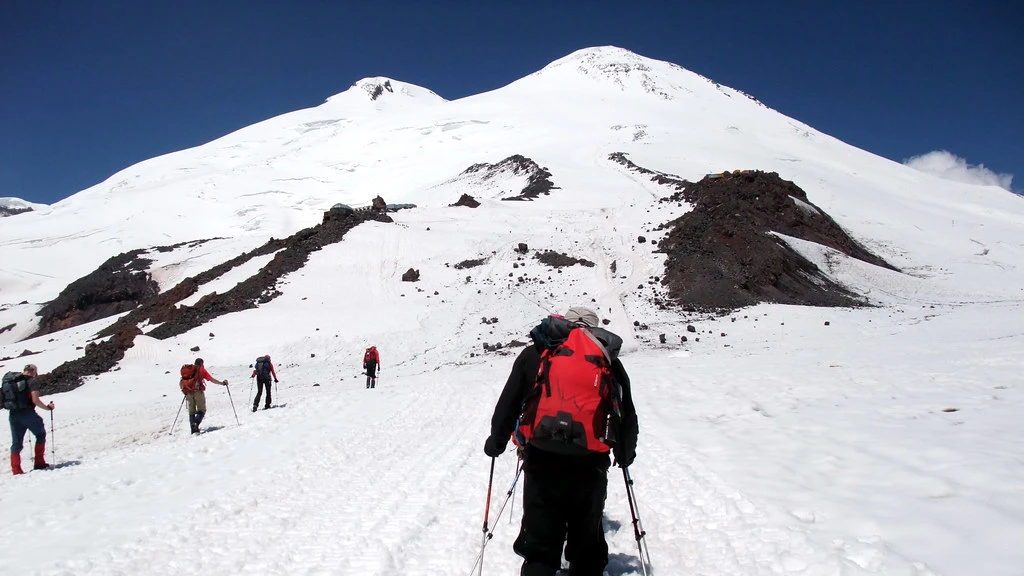 В горах Эльбруса погиб альпинист. МЧС занимается эвакуацией его тела
