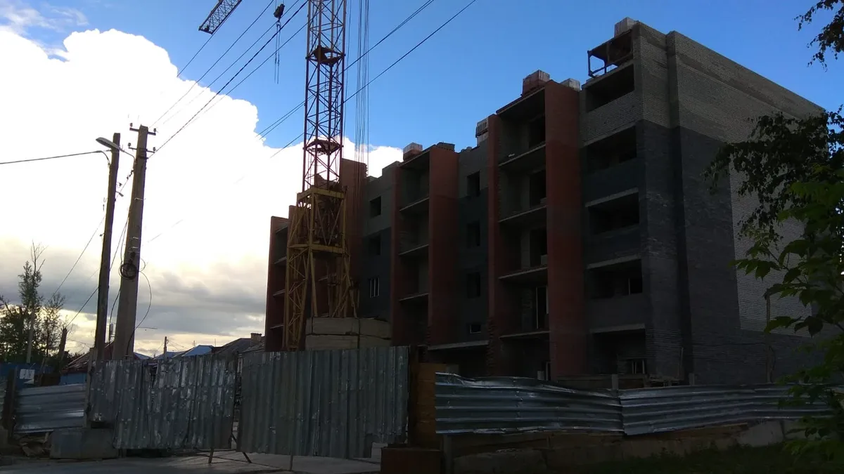 В Бердске крупнейший бизнесмен Виктор Голубев построит три многоэтажки близ «Бердского острога». Его брат, глава депутатов не голосовал за изменение статуса земли
