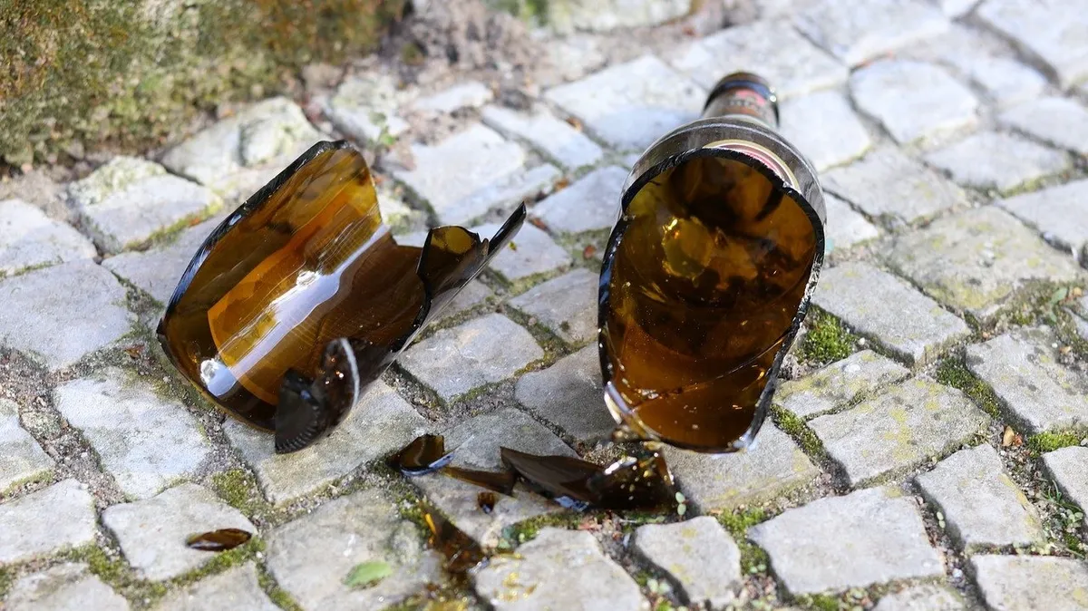 В Петербурге стеклянная бутылка с окурками влетела в голову первоклассника.  Кто-то бросил ее с верхних этажей - ребенка отвезли в больницу 