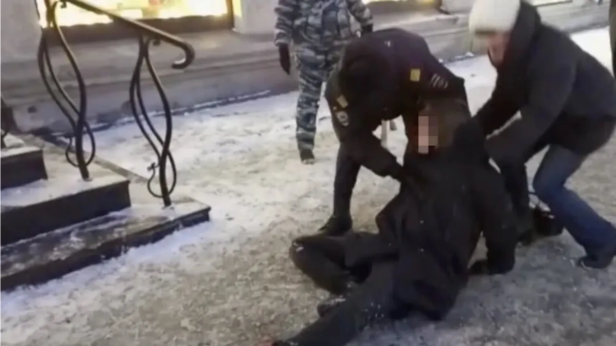 Подробности шокирующего падения сибирячки на прохожего в Новосибирске – 17-летний школьник погиб от разрыва внутренних органов в больнице 