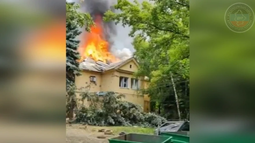 Обстрел Донецка, горят жилые дома. Фото: телеграм-канал штаба ДНР