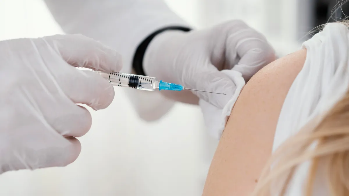 «Спутник V»: кому показан для первичной вакцинации, ставить один компонент или два при ревакцинации, состав, побочка – все виды прививок против ковид в России в 2022 