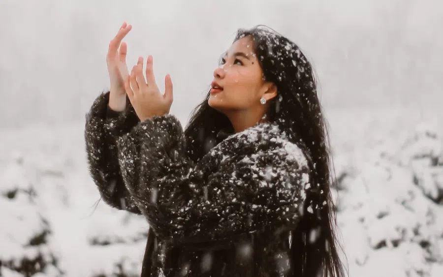Зимний заговор на неувядающую красоту: простой ритуал со снегом делают раз в год