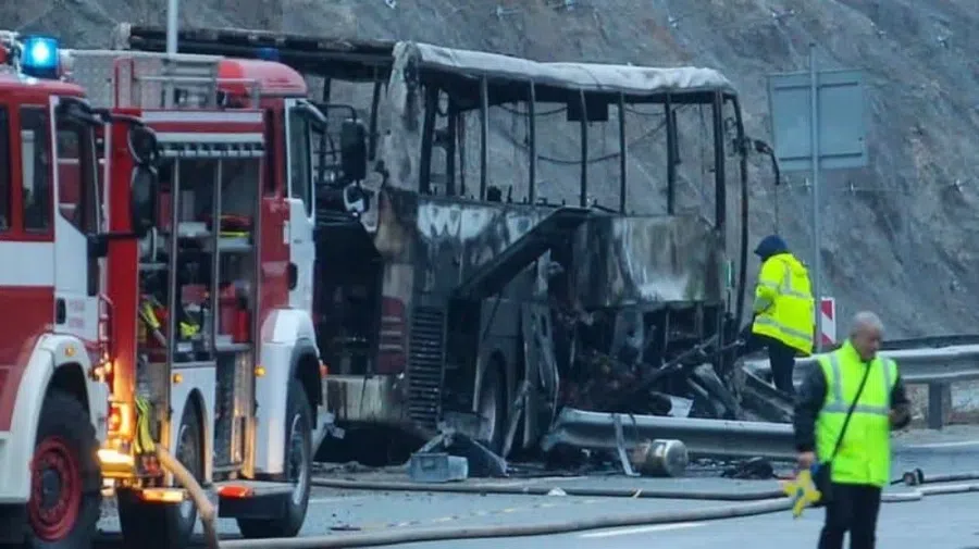 В сгоревшем туристическом автобусе в Болгарии погибло 46 человек - россиян среди них нет
