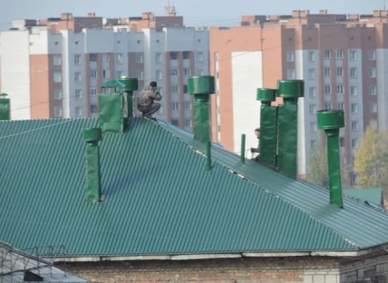За 7 млн рублей ремонтируют крыши в четырех корпусах горбольницы Бердска 