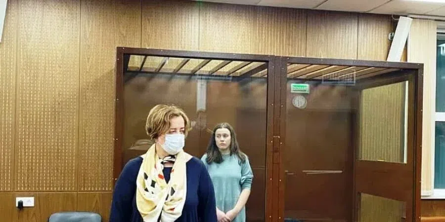 В Москве суд арестовал бросившую коктейль Молотова в полицейских девушку на незаконном митинге против войны на Украине