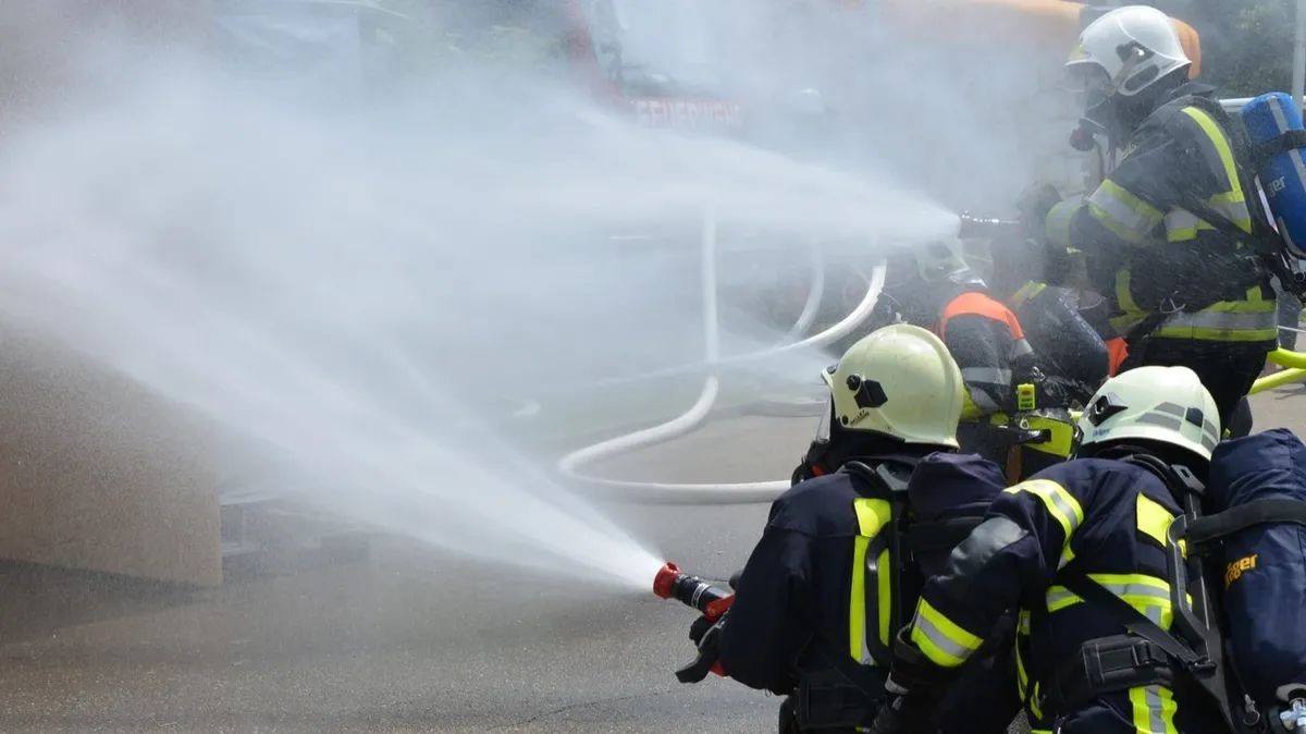 В Москве неизвестный начал поливать людей из пожарного крана на станции метро 