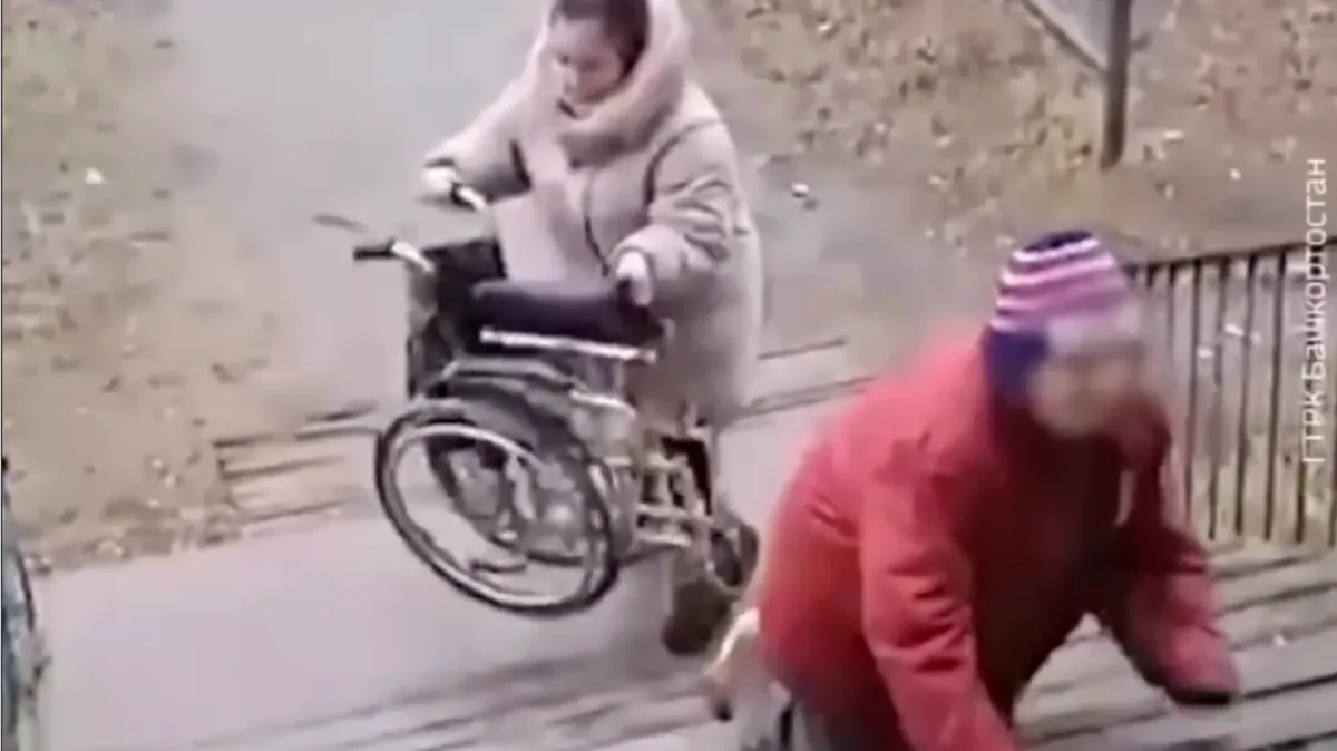 В Башкортостане мальчик-колясочник каждый раз ползет по ступенькам, чтобы попасть в квартиру – видео 