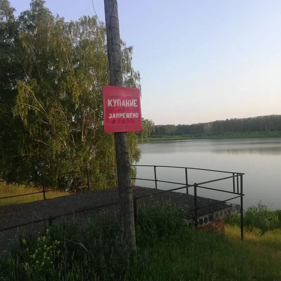Со спасательного круга соскользнула 13-летняя девочка при купании на озере под Новосибирском. Ребенок умер