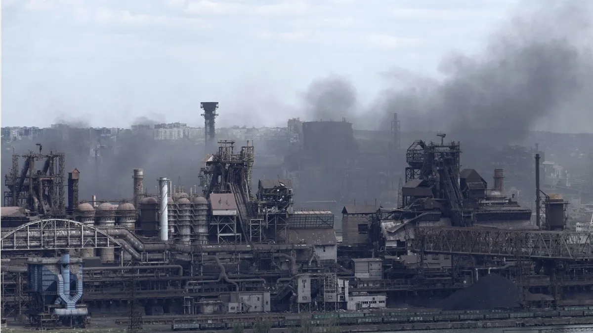 Дым поднимается над сталелитейным заводом «Азовсталь» в Мариуполе, Украина, 10 мая. Фото: AFP/Getty Images