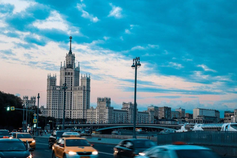 Непривитых сотрудников отстранять от работы без сохранения зарплаты разрешили власти Москвы