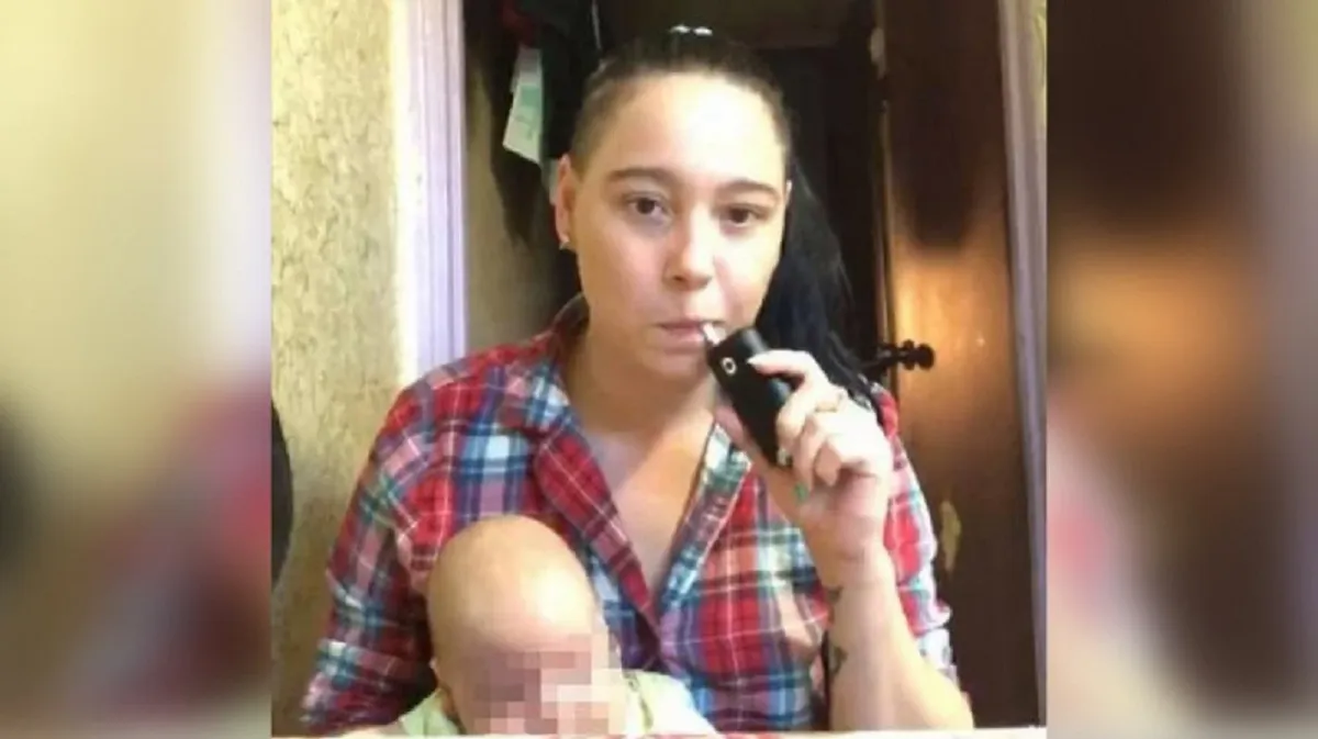 В Омске мать попала под проверку СК после того, как попыталась связать младенца на камеру