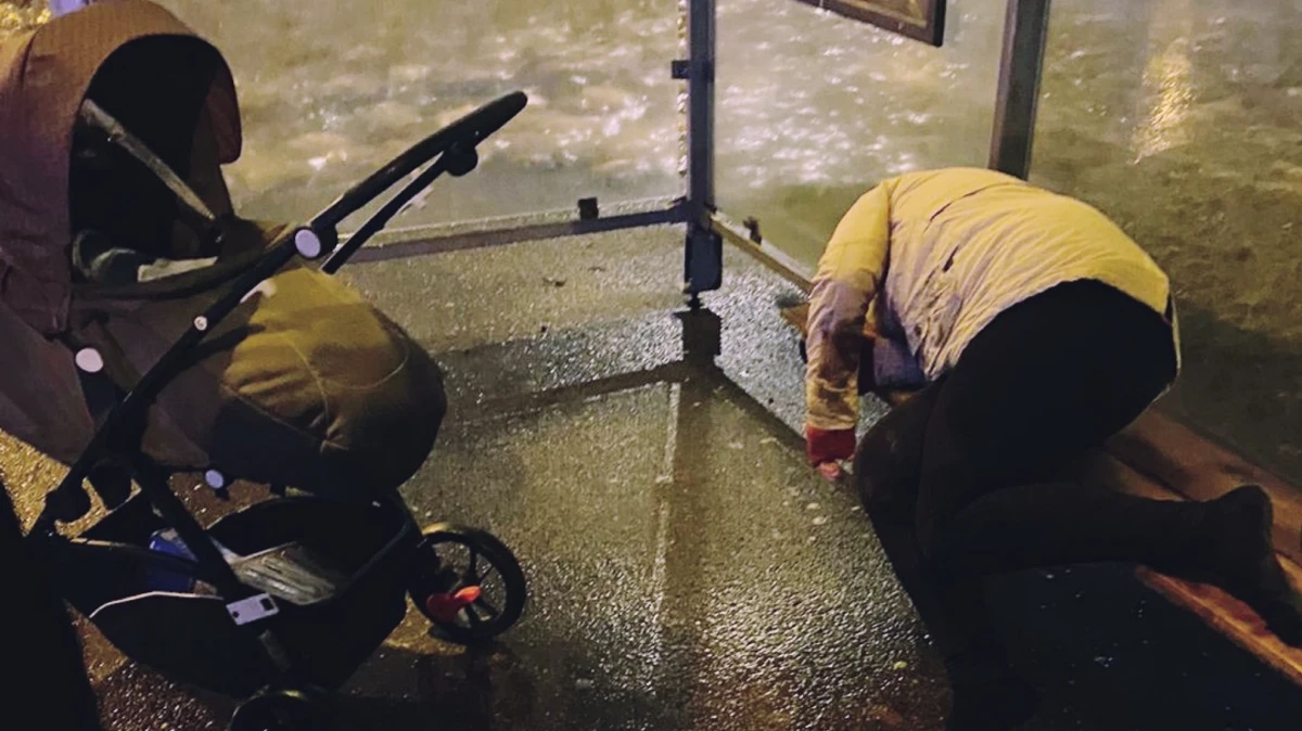 В Санкт-Петербурге на остановке обнаружили замерзающего ребенка и его пьяную мать