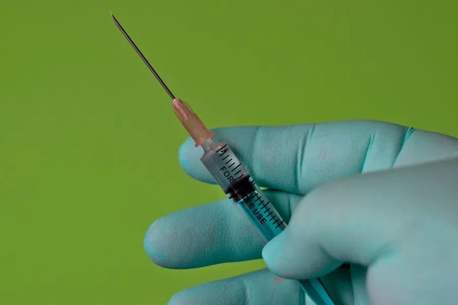 Две дозы вакцины AstraZeneca снижают риск смерти на 94%, заявили ученые