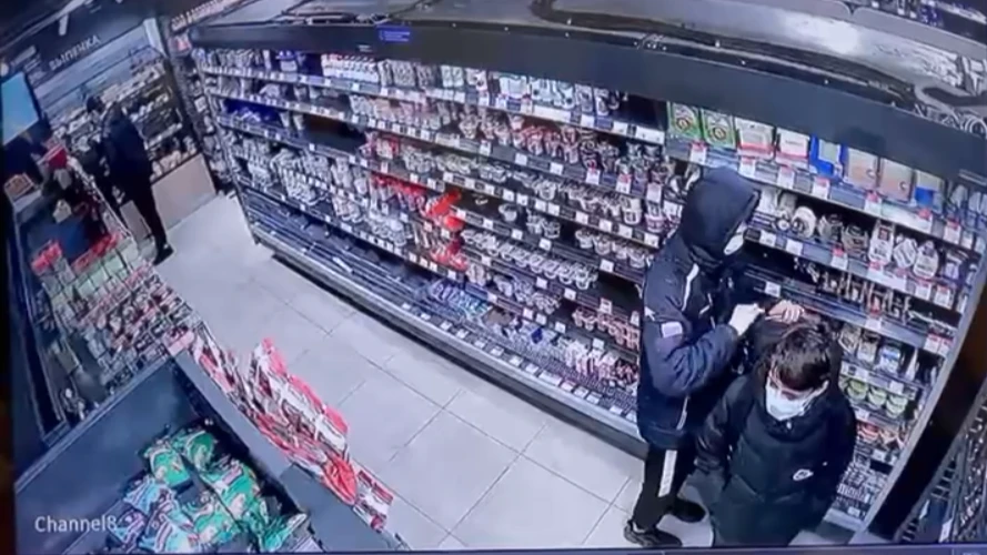В Бердске полиция экстренно разыскивает «воришек сыра» из магазина «Ярче». Подростки причинили ущерб магазину в 3265 рублей