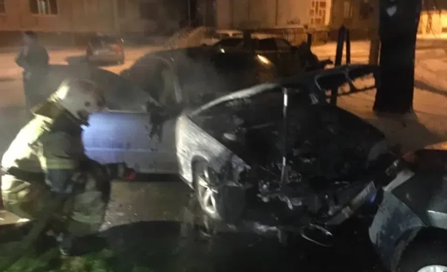 У водителя скорой помощи, который выступал против низких зарплат, сгорела BMW