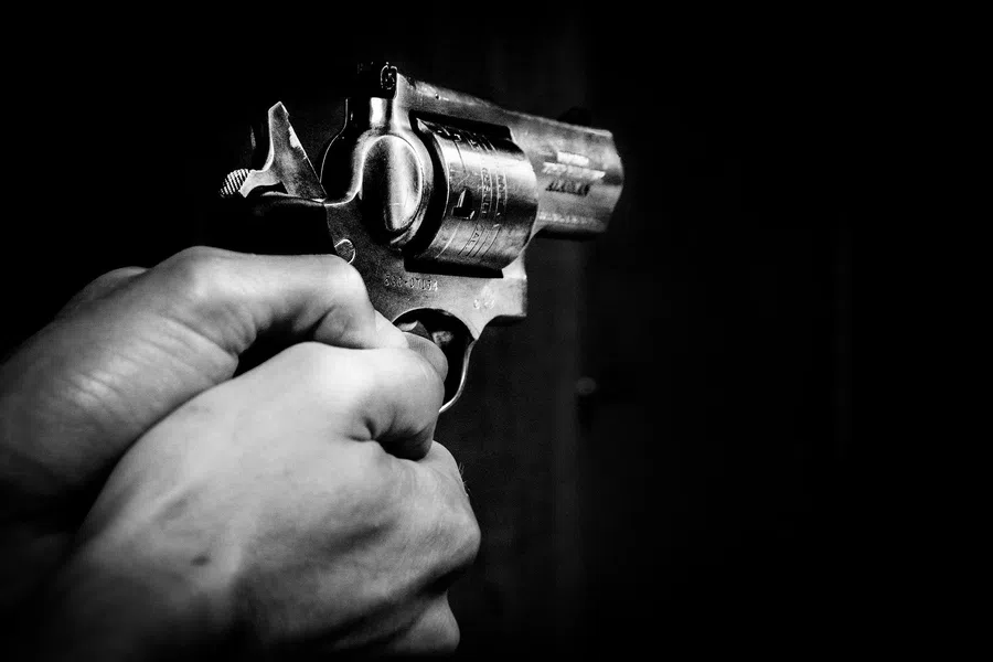 В Омске влюбленная пара с пистолетом напала на семью с маленьким ребенком