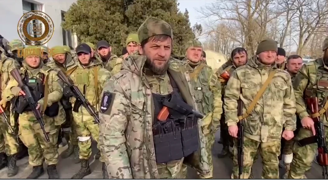 «Нацики и шайтаны, ваши дни сочтены» Кадыров показал видео сотен новых добровольцев из ЧР и России в Мариуполе 