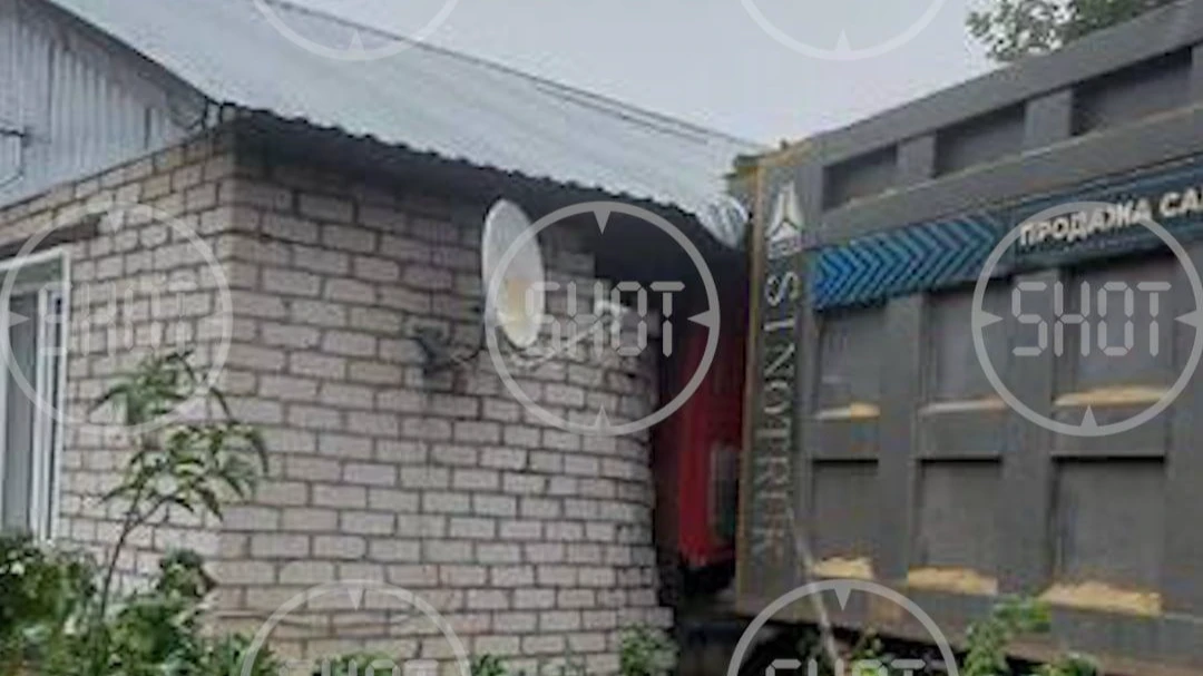 В Нижегородской области грузовик въехал в частный дом