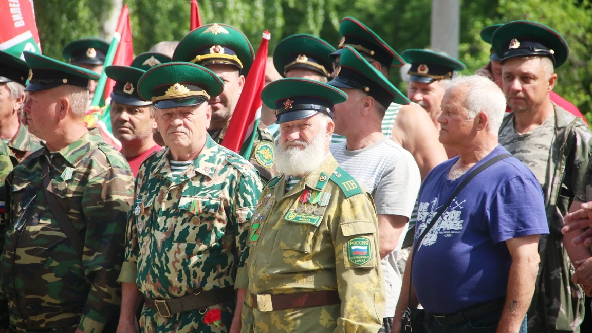 В Бердске зеленые фуражки отмечают День пограничника у своего памятника и пограничного столба