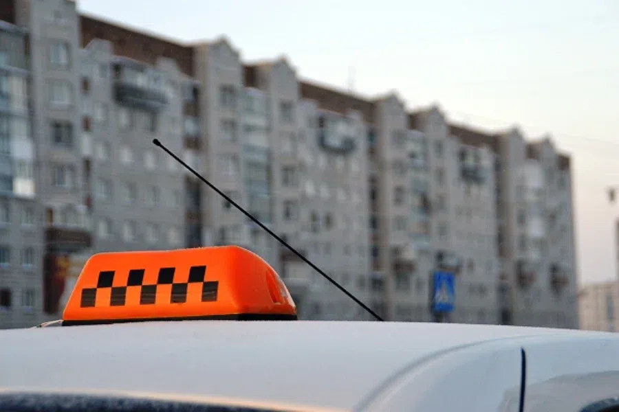 В Новосибирске пассажир такси ранил ножом водителя: Пострадавший попал в больницу, нападавшего ищет полиция