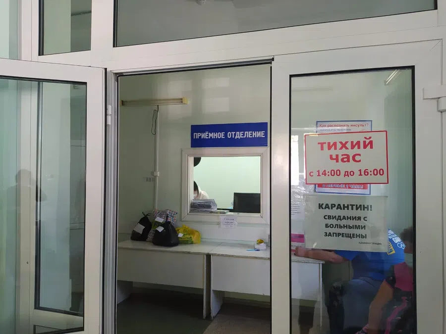 По четыре часа ждут госпитализации в ковидный госпиталь ЦГБ Бердска зараженные коронавирусом: Очередь толпится до 4 утра - едут по "скорой" и на такси