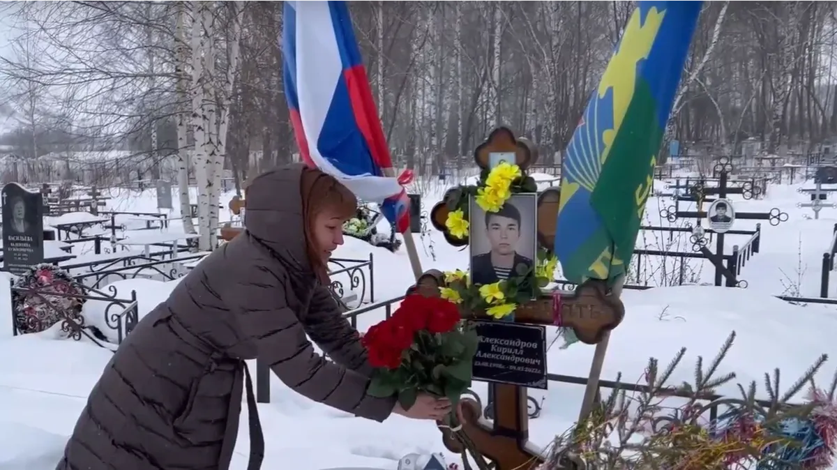 Вдова погибшего при исполнении. Погибшему солдату на Украине. Мать погибшего солдата на Украине.