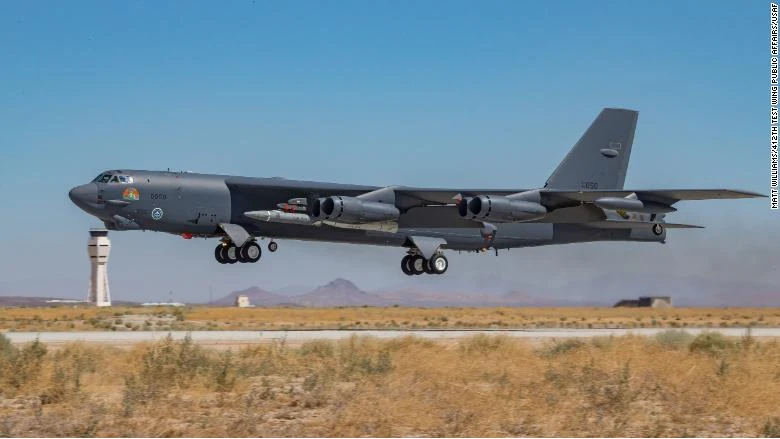 На этой фотографии от 8 августа B-52H Stratofortress, приписанный к 419-й летно-испытательной эскадрилье, взлетает с базы ВВС Эдвардс, штат Калифорния. Фото: CNN