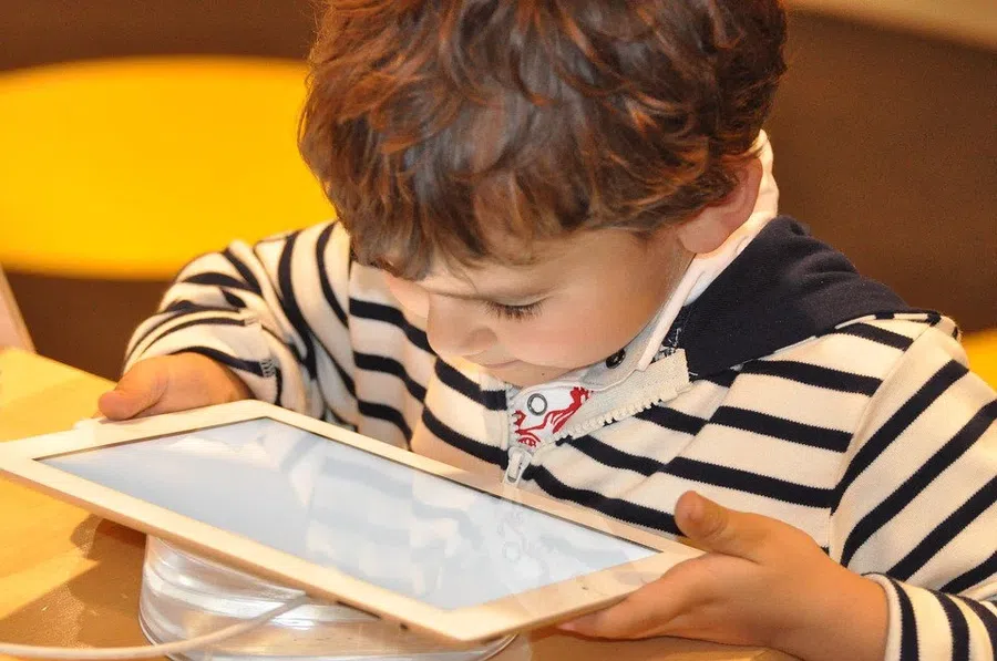 Почему ребенку опасно проводить перед экраном больше 2 часов: риски для зрения и общего состояния здоровья