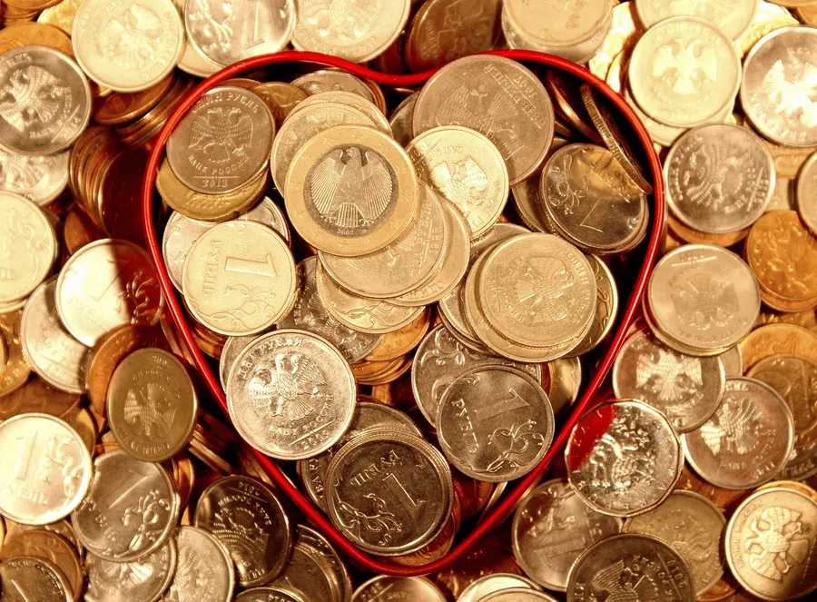 Деньги в свою жизнь можно привлечь с помощью лунного календаря. Фото: Pexels.com