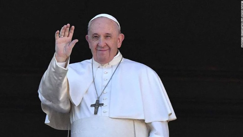 Папа Франциск машет рукой с балкона базилики Святого Петра во время традиционного рождественского послания «Urbi et Orbi». Фото: CNN