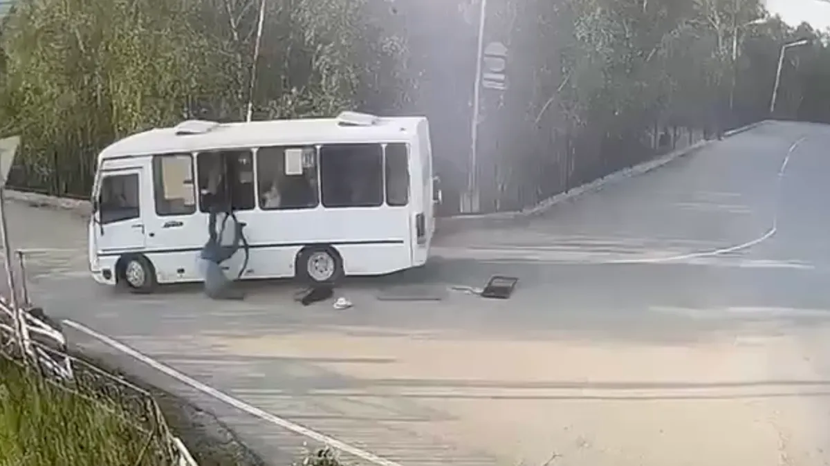 В Якутске 60-летний пассажир выпал из треснувшего окна автобуса при повороте — видео