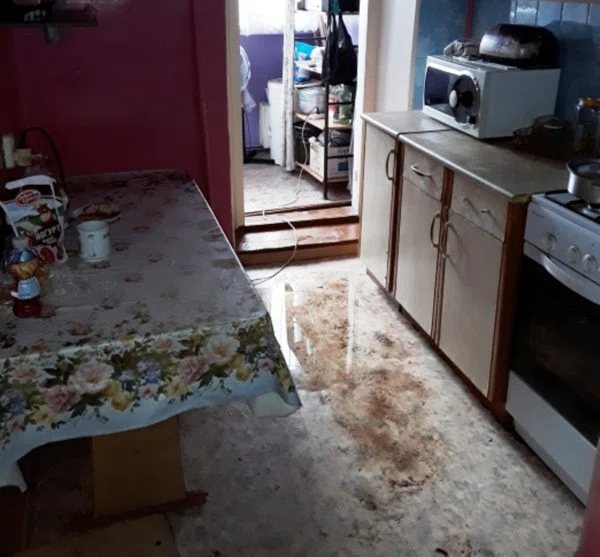 В одной из квартир Астрахани, где проживали 71-летний мужчина и его 78-летняя супруга, произошел прорыв трубы с горячей водой
