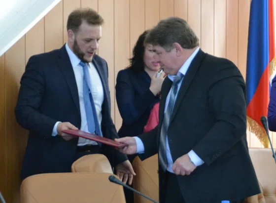 Мэр Бердска (на фото — справа) подписал соглашение с руководителем региональной ГЖИ 