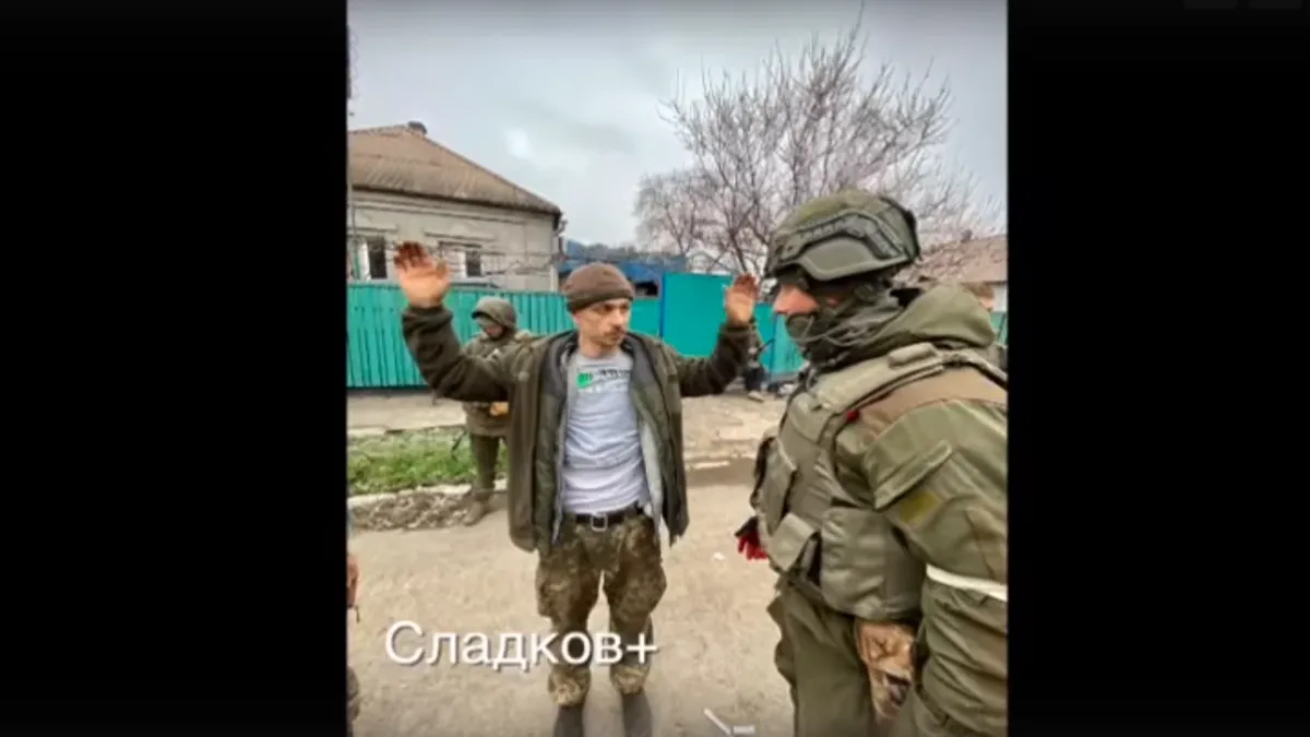 Морские пехотинцы сдаются с "Азвостали". Фото: скриншот с видео Александра Сладккова