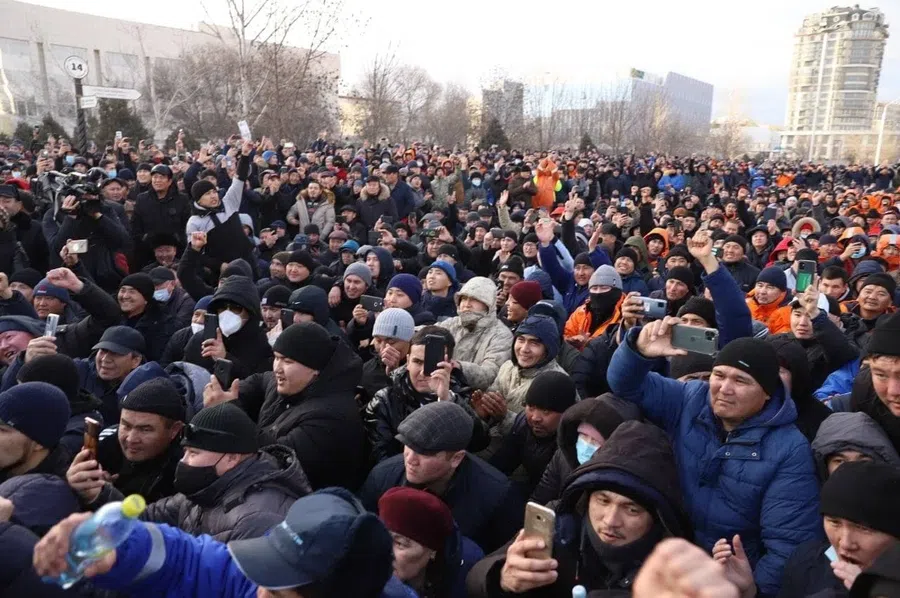 В Казахстане протестующие жгут машины третьи сутки: Все банки перестали работать, в города зайдут миротворческие силы ОДКБ