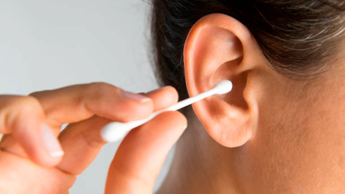 Ватные палочки часто могут иметь противоположный эффект и в конечном итоге протолкнуть серу глубже в слуховой проход. Фото: Pexels.com