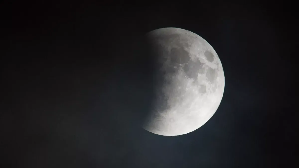 Кромешная тьма накроет Землю: самое долгое полное Лунное затмение 8 ноября 2022 продлится с 12.09 и до 15.49 по московскому времени – где наблюдать и редкие особенности 