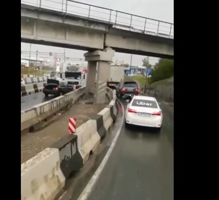 Героически вез продукты: водитель запутался на дороге и лоб в лоб столкнулся с легковушкой под мостом на трассе Р-256  Бердске