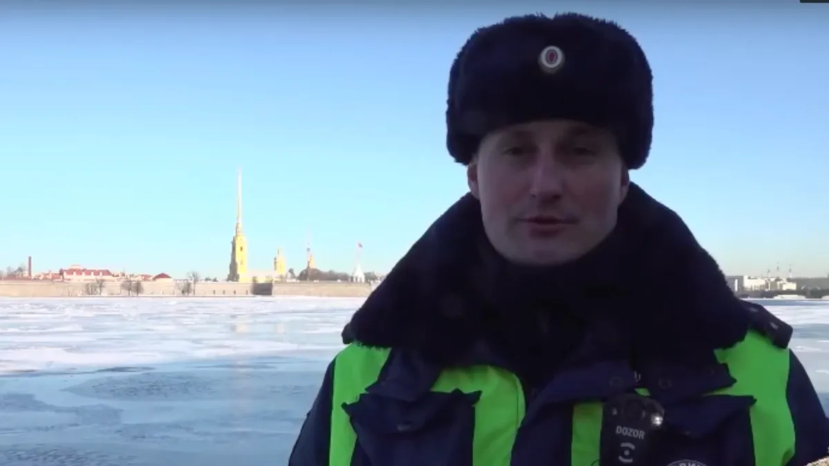 Сотрудника полиции наградят за смелость при спасении провалившегося под лёд мужчины в Петербурге