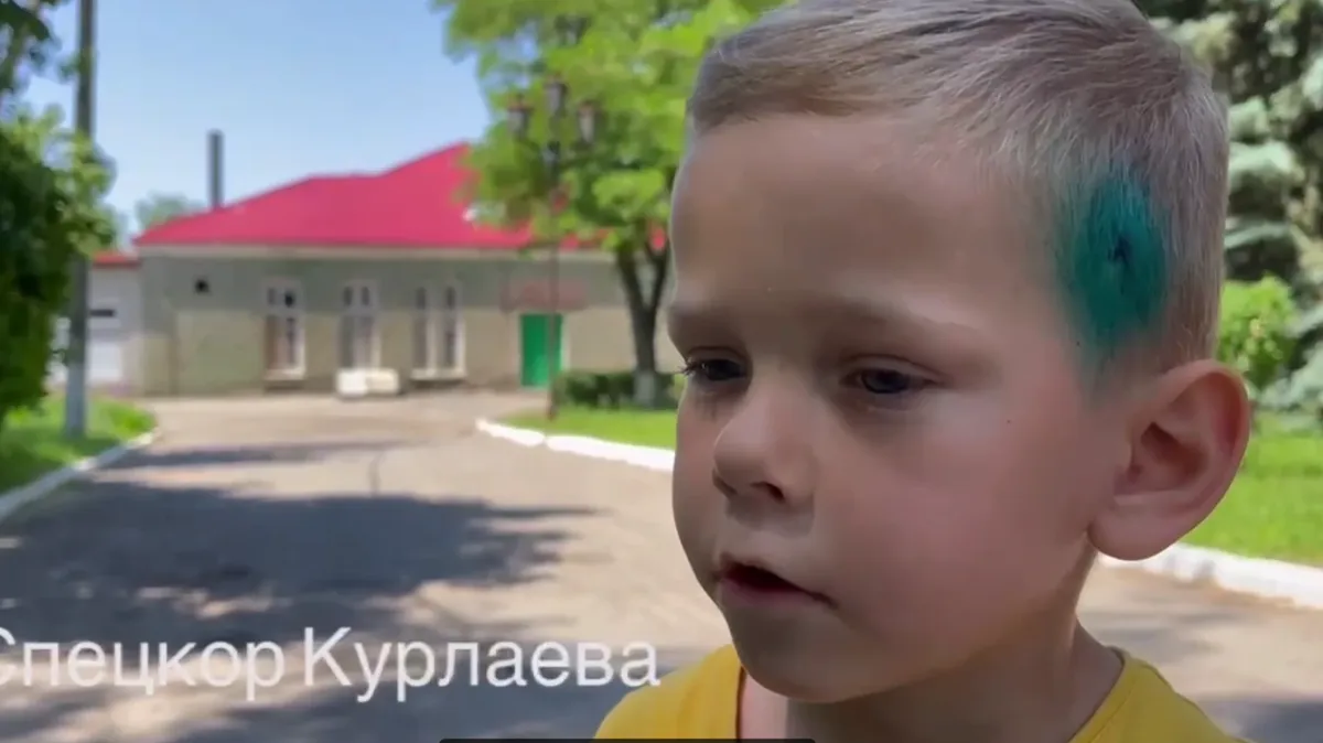 «Бах! И что-то летит». Журналисты показали 4-летнего Мотю, который остался один после обстрела Сватова