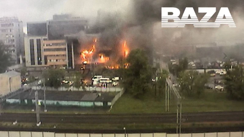 «Сетунь Плаза» загорелся в Москве 3 июня. Фото: телеграм-канал Baza