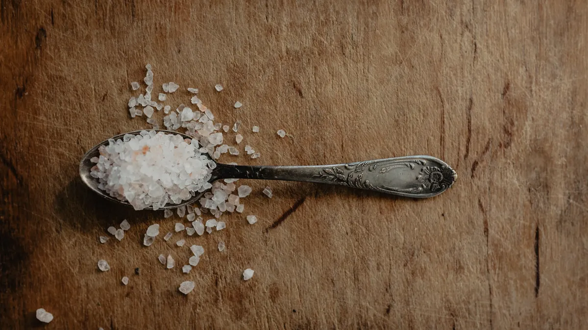 Рассыпать соль сегодня - к измене в семье. Фото: piqsels.com
