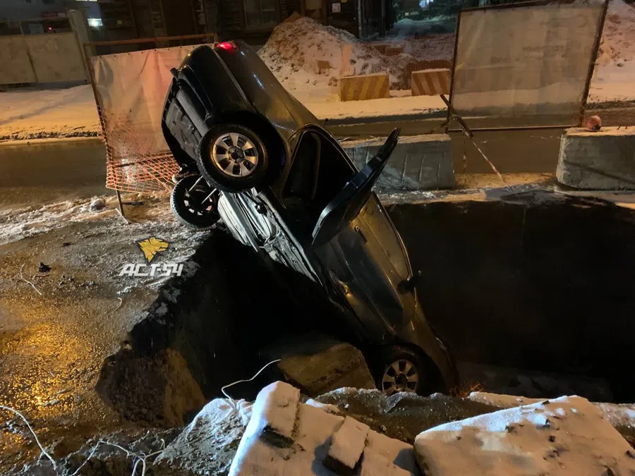 Пьяным оказался водитель провалившейся под землю Toyota Corona в центре Новосибирска: Он пробил ограждения и рухнул в котлован