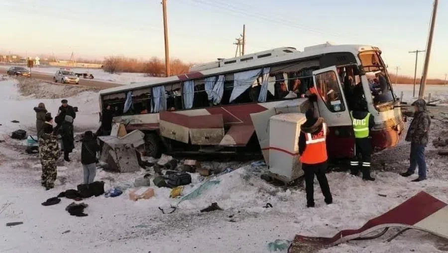 Поезд раздавил автобус с пассажирами на Алтае. Водитель трижды за год нарушал ПДД, хотел проскочить и сейчас