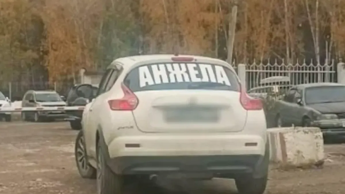 В Новосибирске автомобиль проститутки Анжелы попал в ДТП на парковке - видео