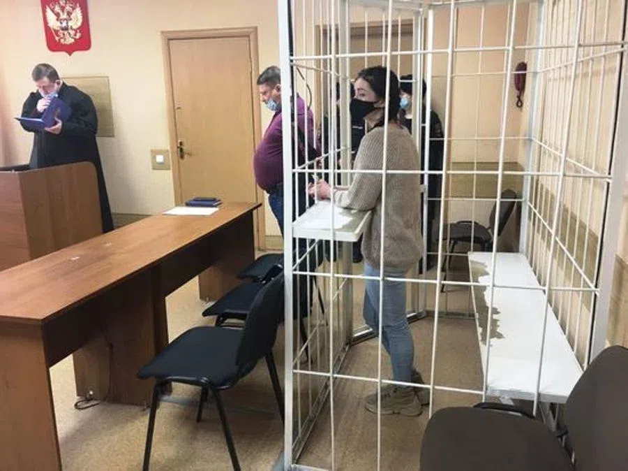Обокравшую ювелирный салон на 3,7 млн рублей продавщицу "агента Кэт" в Новосибирске суд приговорил к 3,5 года колонии
