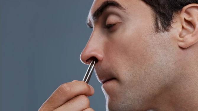 Мужчины выдергивают волосы из носа, а это очень опасно для здоровья. Фото: thesun.co.uk